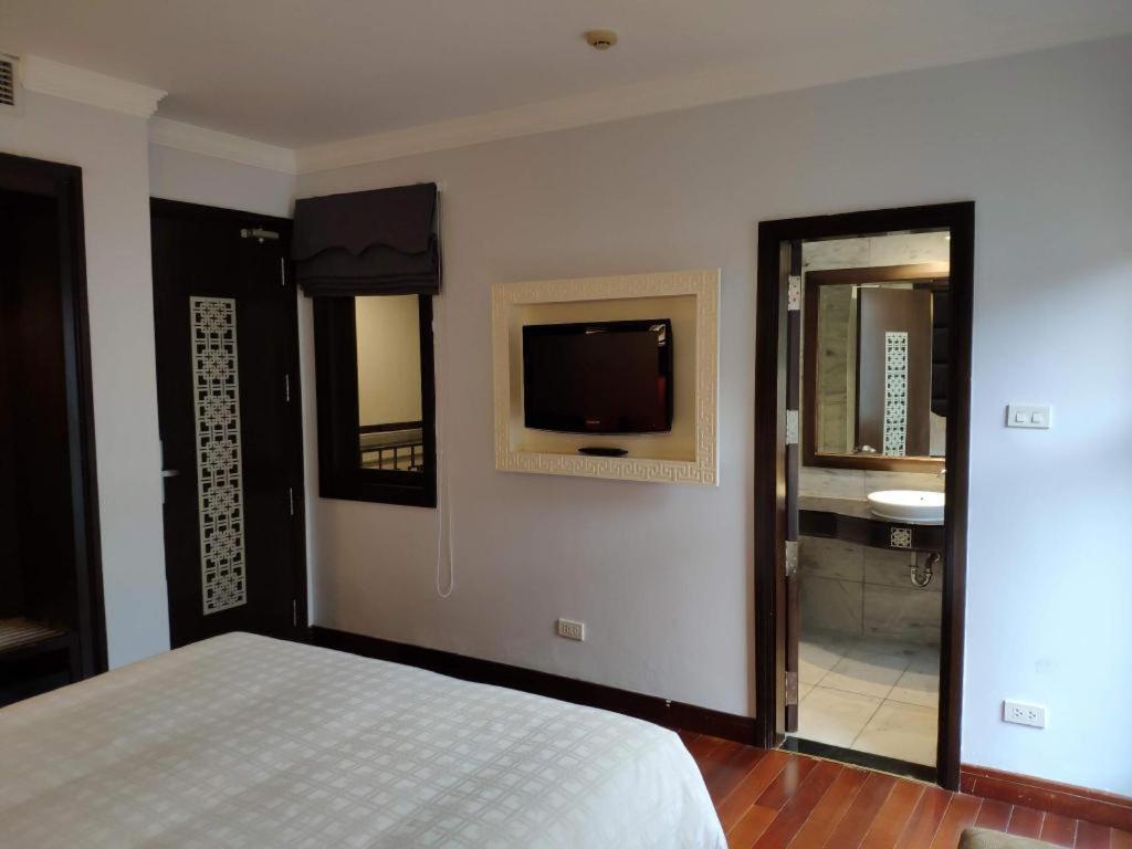 Church Boutique Hotel Hang Trong Ханой Екстериор снимка